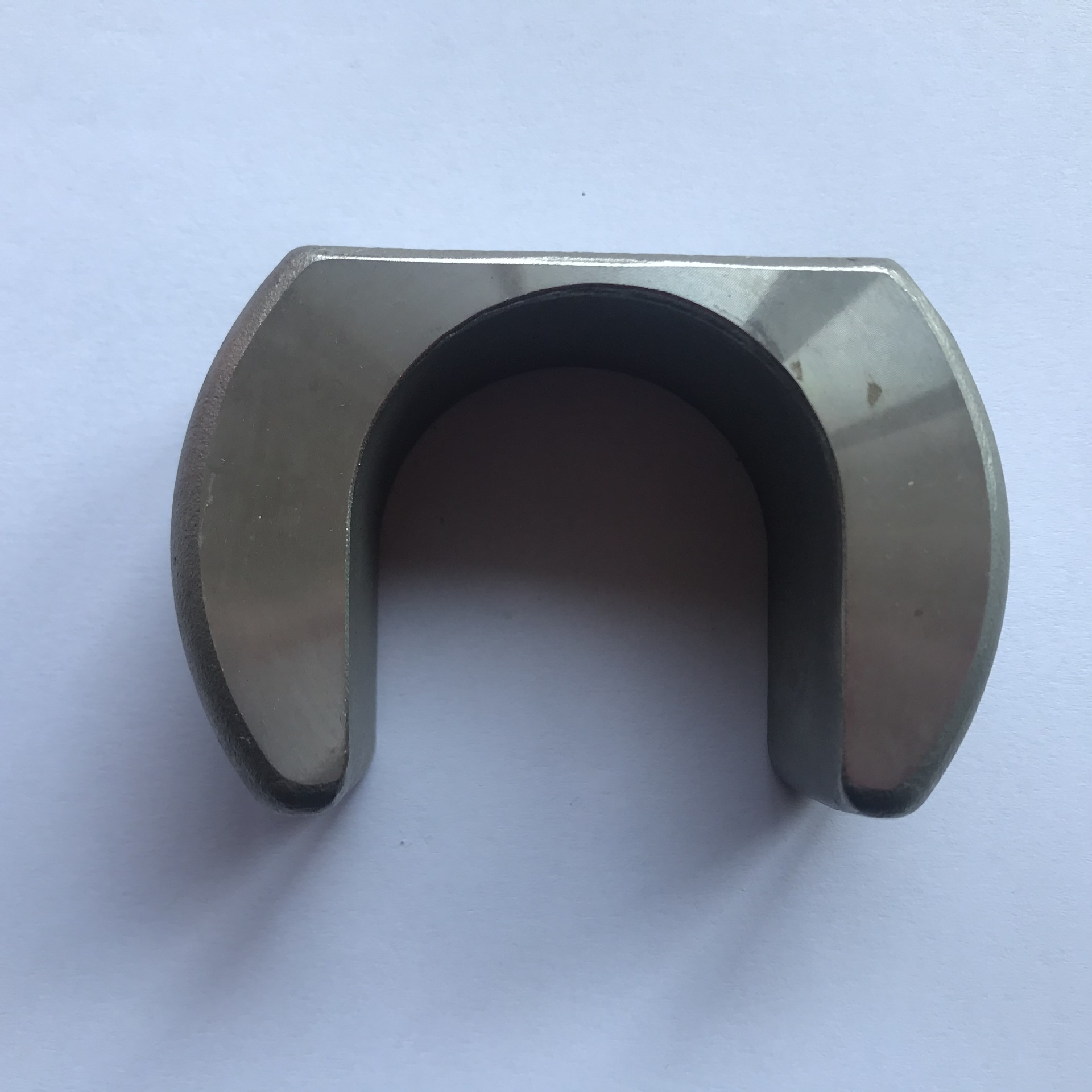 Qual è la ragione della delaminazione del guscio di sabbia di vetro solubile durante il processo di stampaggio del rivestimento?