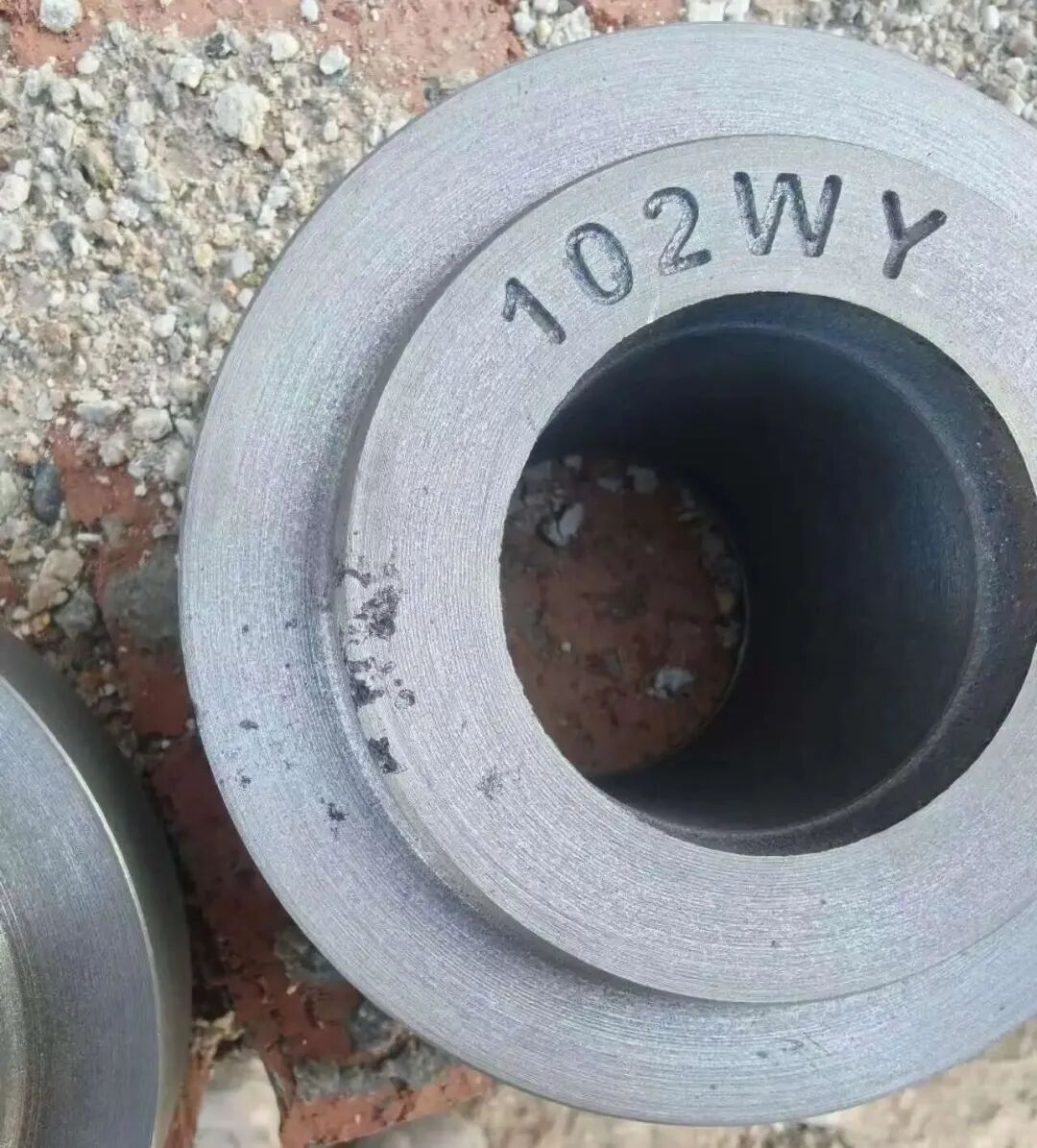 Quali sono le caratteristiche dei difetti di sand flushing nella produzione di pezzi in ghisa grigia utilizzando sabbia verde? Qual è la differenza tra i difetti dell'occhio di scoria?