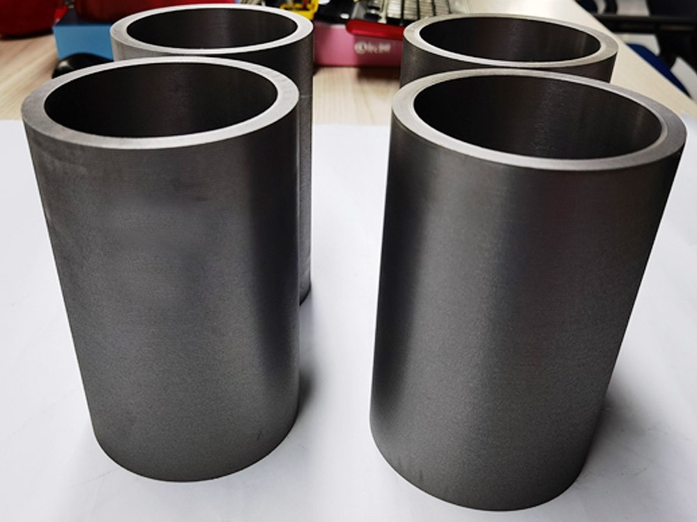 Quali sono gli effetti di un alto o basso contenuto di silicio sulle prestazioni di lavorazione meccanica della ghisa grigia 200?