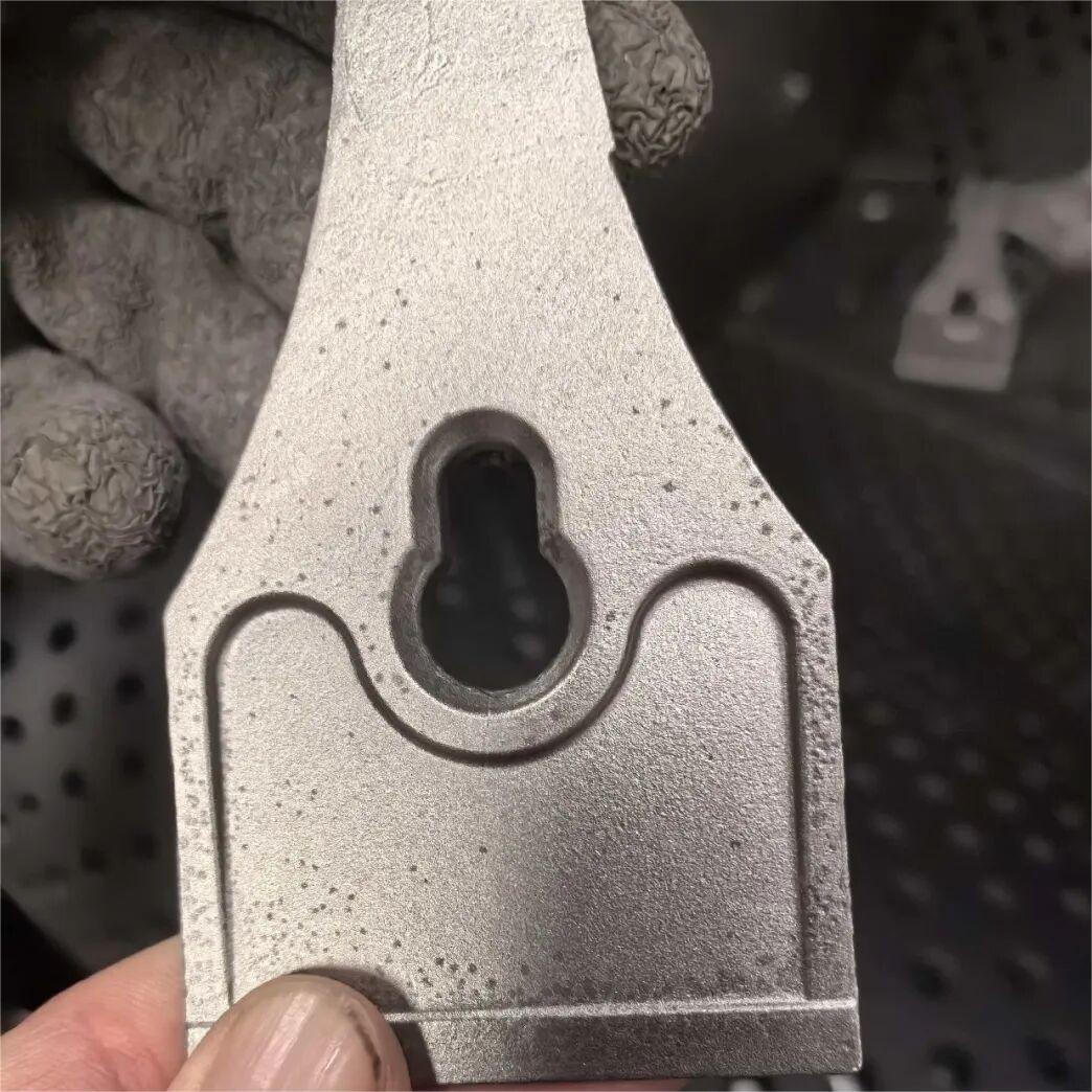 Produzione di pezzi in acciaio inossidabile 410 con sol di silice, del peso di 205 grammi, con difetti di macchie di ossidazione superficiale: cause e soluzioni