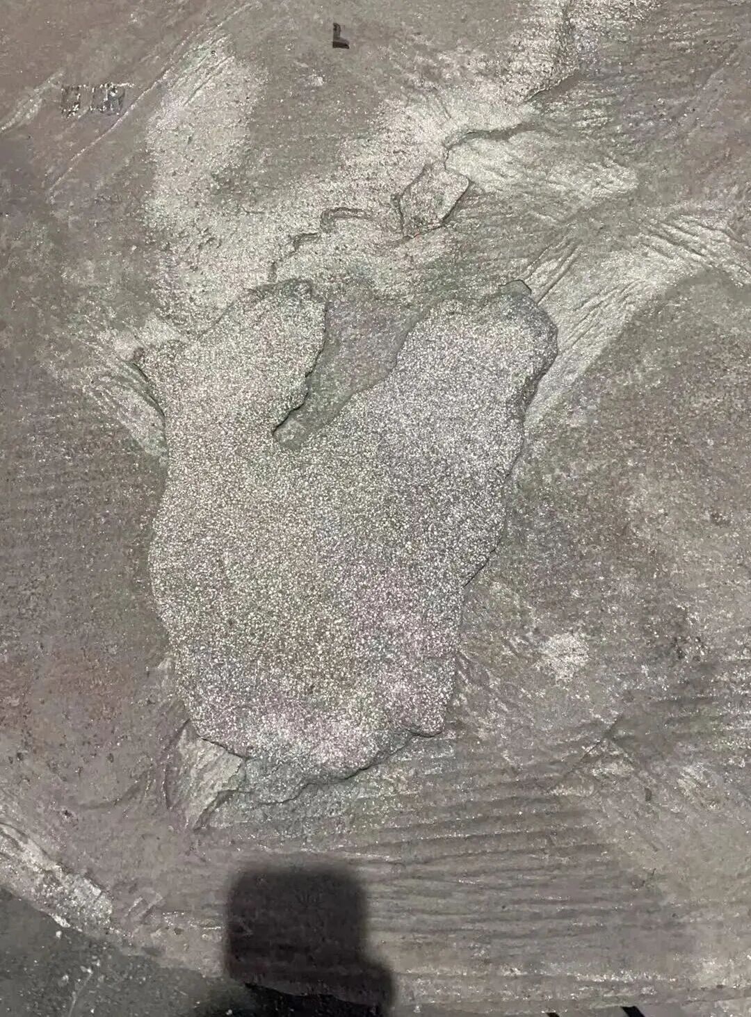 Come si possono risolvere difetti come i foruncoli di sabbia sulla superficie superiore delle parti in ghisa grigia prodotte dalla fusione in sabbia di resina?