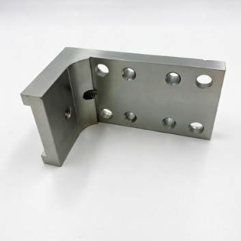 Connettore metallico multiforo a forma di L